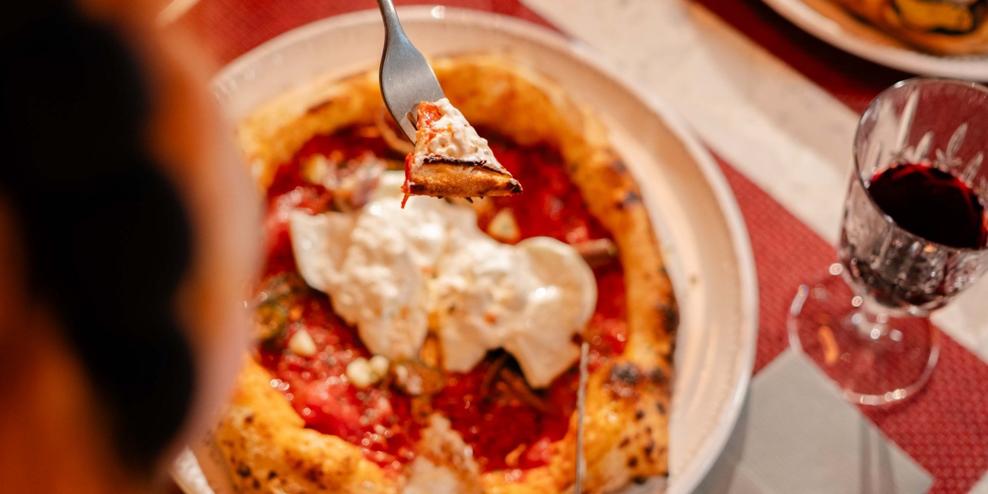 Ansicht von oben auf eine authentische italienische Pizza im Hotel Vier Jahreszeiten am Schluchsee.