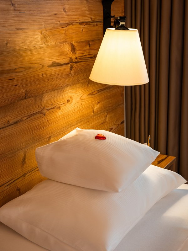 Frisches Kopfkissen mit dekorativer Rose im Hotel Vier Jahreszeiten am Schluchsee.
