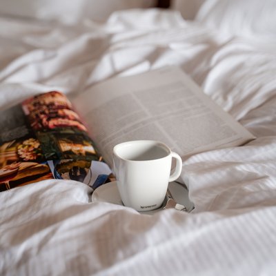 Gemütliches Hotelfrühstück im Bett mit Kaffee und Gebäck im Hotel Vier Jahreszeiten am Schluchsee.