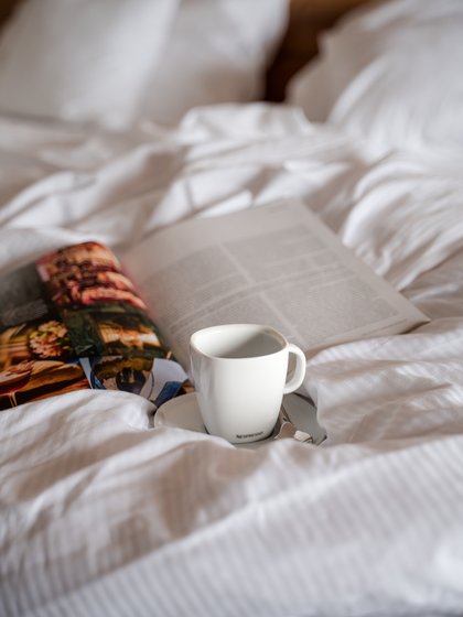 Gemütliches Hotelfrühstück im Bett mit Kaffee und Gebäck im Hotel Vier Jahreszeiten am Schluchsee.