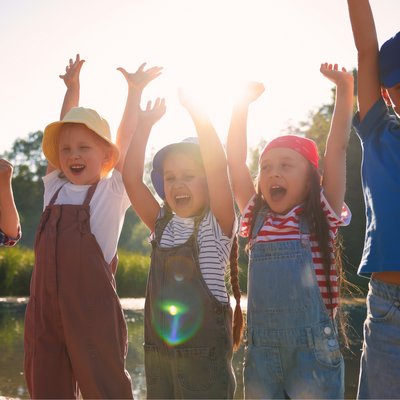 5 Kinder die ihre Arme nach oben strecken
