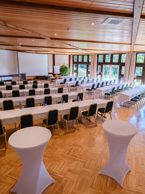 Großer, lichtdurchfluteter Tagungsraum Riesenbühl mit parlamentarischer Bestuhlung und Stehtischen im Hotel Vier Jahreszeiten am Schluchsee.