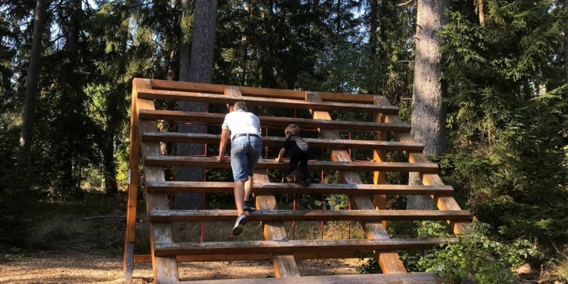 Ein hölzerner Aussichtsturm oder Klettergerüst für Kinder im Schlüchtsee-Aktiv-Park.