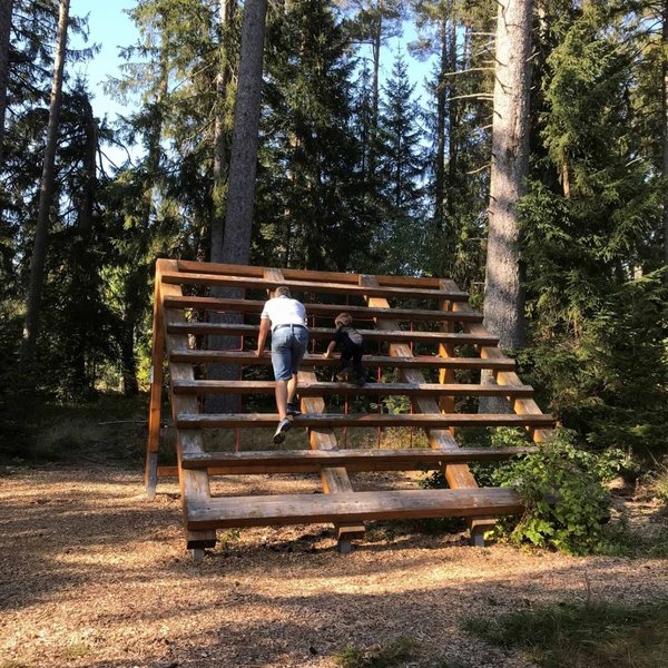Ein hölzerner Aussichtsturm oder Klettergerüst für Kinder im Schlüchtsee-Aktiv-Park.