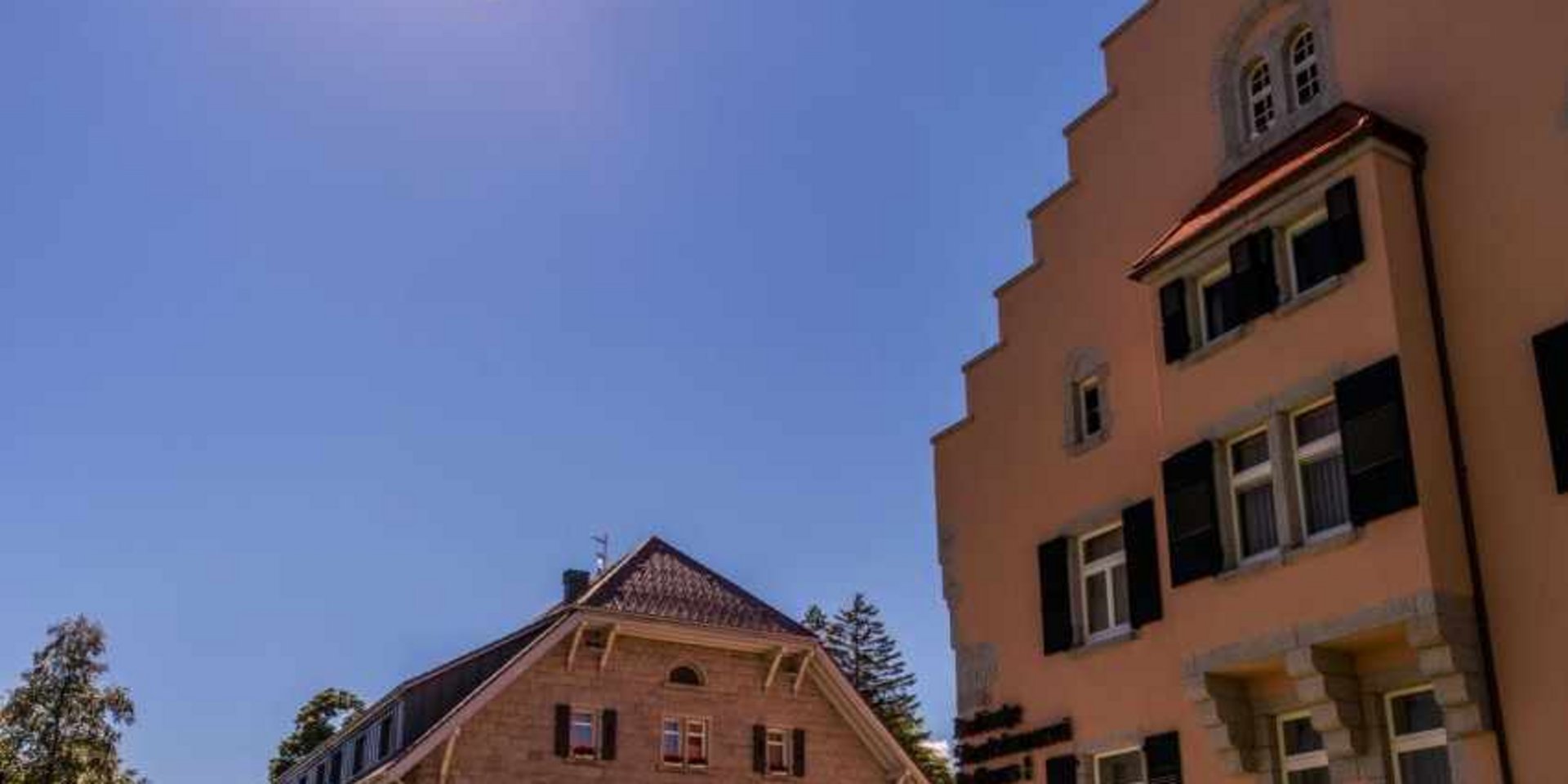 Nachtaufnahme eines beleuchteten historischen Gasthofs oder Tagungsortes im Schwarzwald.