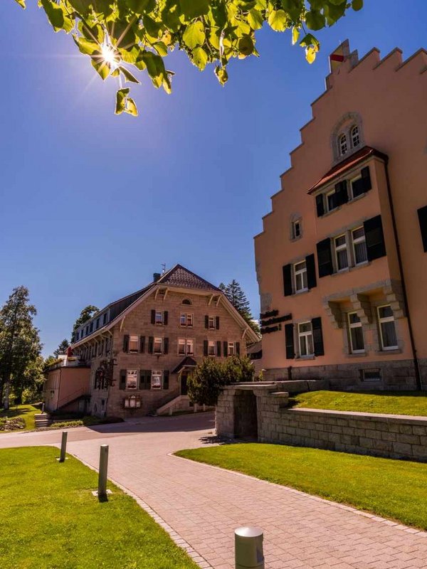 Nachtaufnahme eines beleuchteten historischen Gasthofs oder Tagungsortes im Schwarzwald.