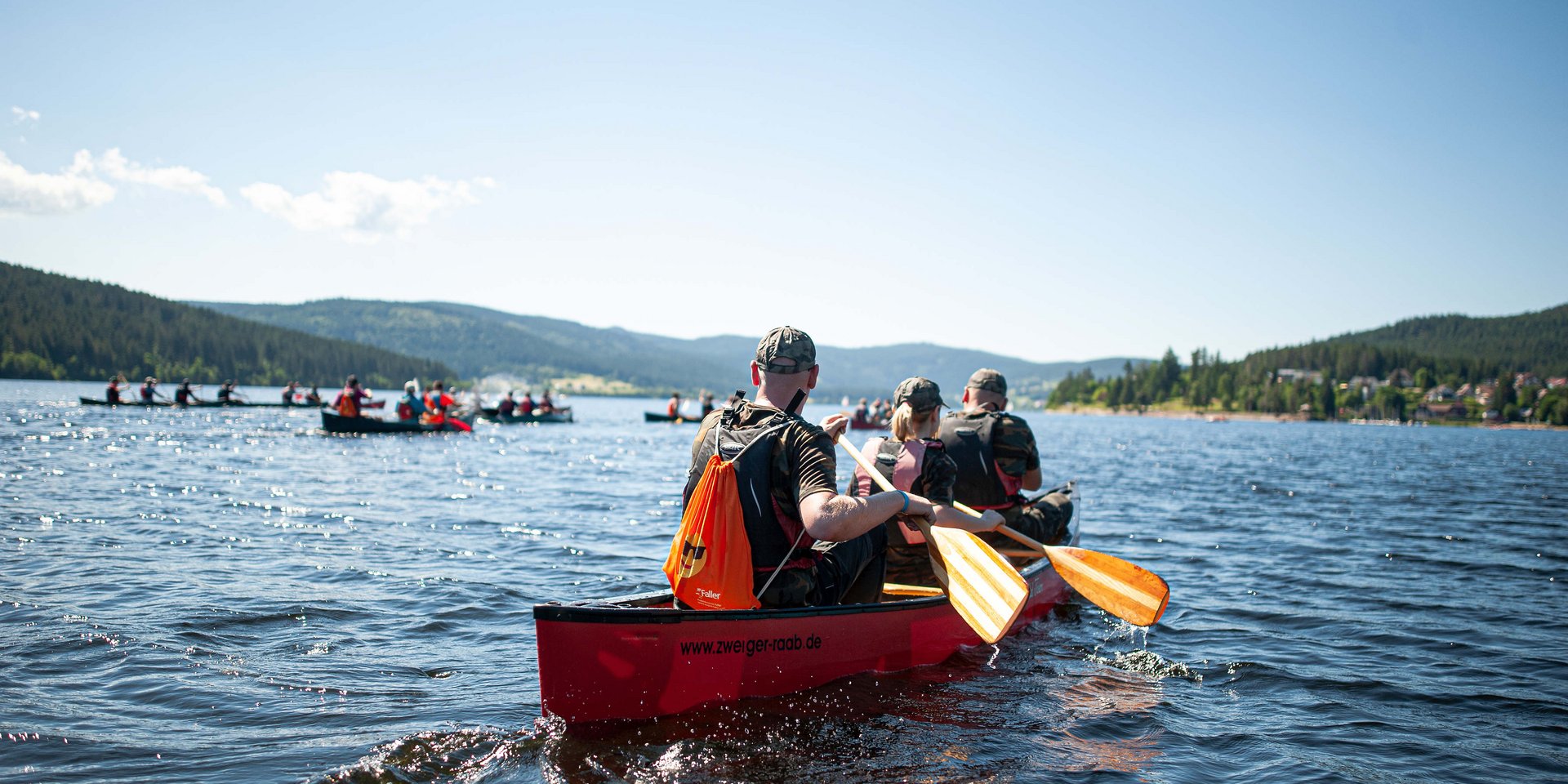 Menschen auf Booten auf einem See