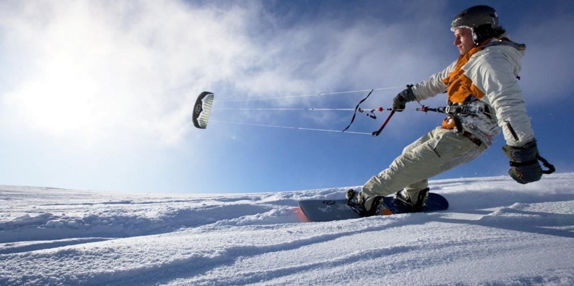 Spektakuläres Snowkiting am Feldberg: Ein Sportler lässt sich vom Wind über die Schneefläche ziehen.