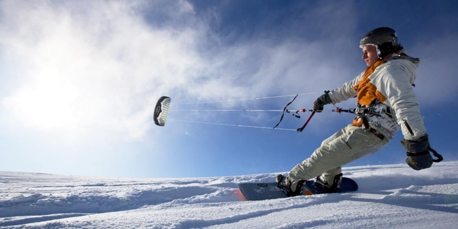 Spektakuläres Snowkiting am Feldberg: Ein Sportler lässt sich vom Wind über die Schneefläche ziehen.
