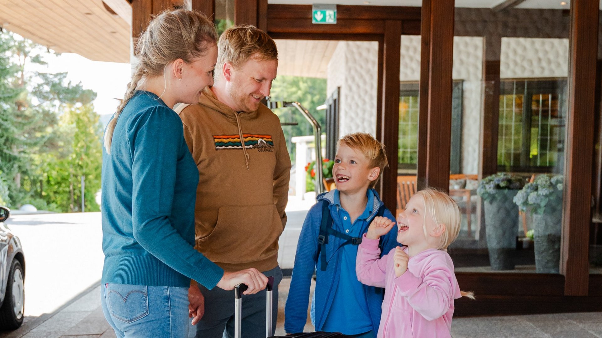 Familienankunft mit Koffern im Eingangsbereich des Hotels Vier Jahreszeiten am Schluchsee.