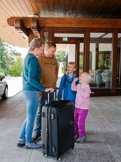 Familienankunft mit Koffern im Eingangsbereich des Hotels Vier Jahreszeiten am Schluchsee.