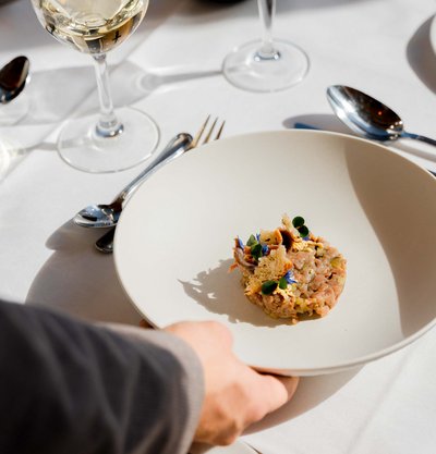 Ein elegant angerichteter Gang wird den Gästen im Hotel Vier Jahreszeiten am Schluchsee serviert.