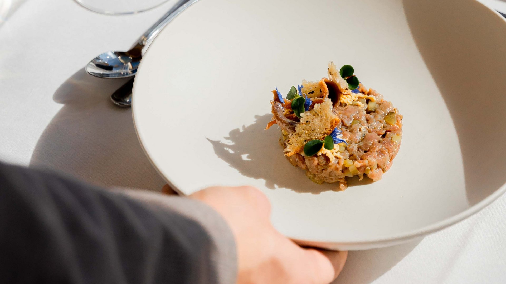 Ein elegant angerichteter Gang wird den Gästen im Hotel Vier Jahreszeiten am Schluchsee serviert.