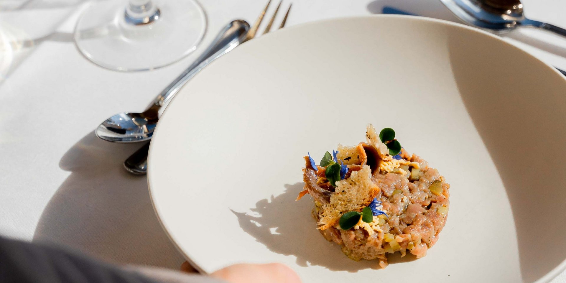 Ein elegant angerichteter Gang wird den Gästen im Hotel Vier Jahreszeiten am Schluchsee serviert.