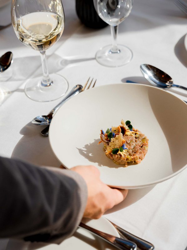 Ein elegant angerichteter Gang wird den Gästen im Hotel Vier Jahreszeiten am Schluchsee serviert.