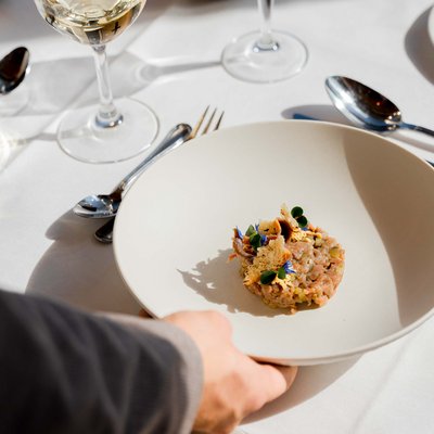 Ein elegant angerichteter Gang wird den Gästen im Hotel Vier Jahreszeiten am Schluchsee serviert.