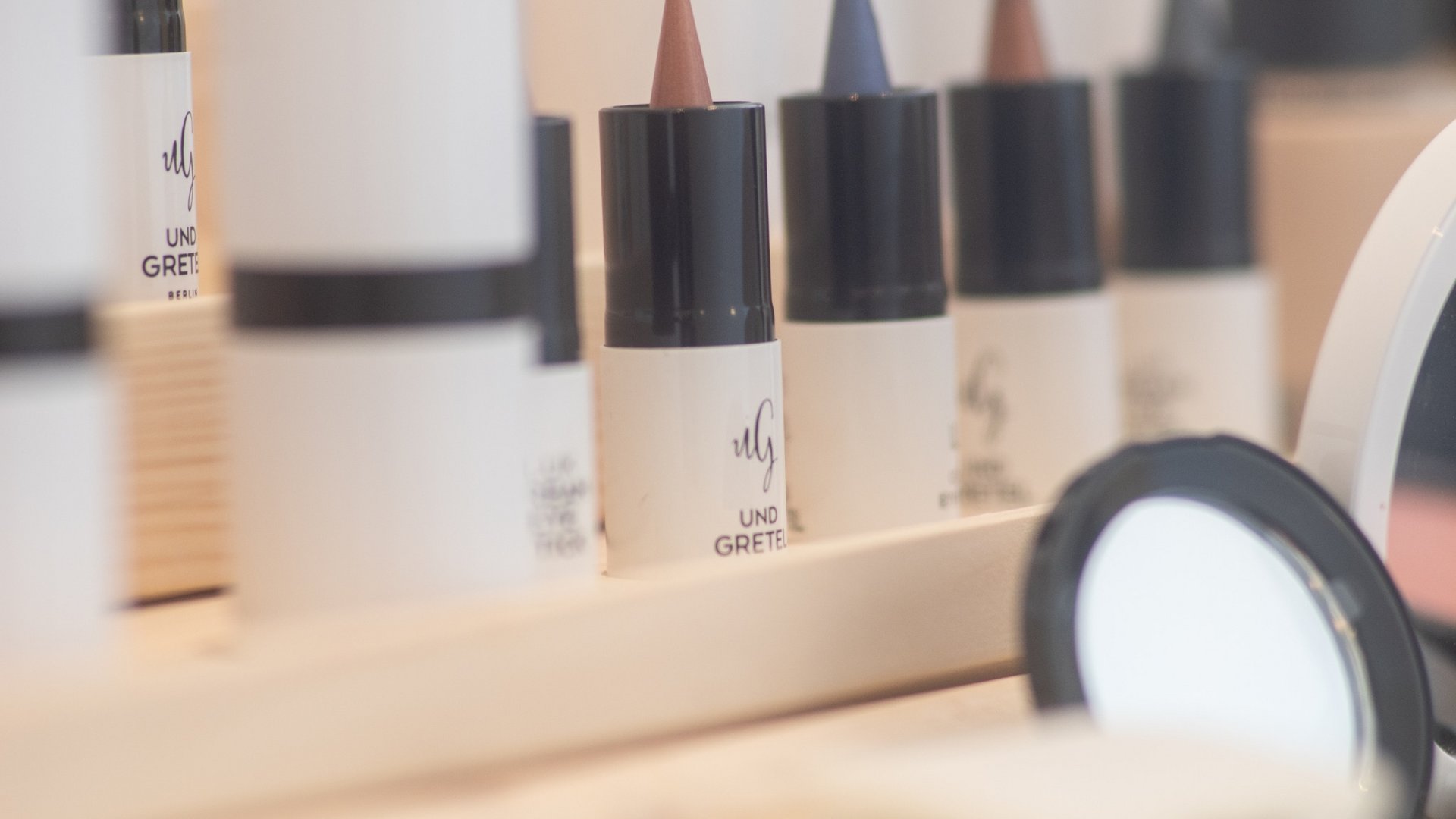 Auswahl an Naturkosmetik-Produkten der Marke Und Gretel im Spa des Hotels Vier Jahreszeiten.