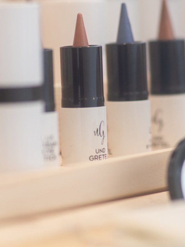 Auswahl an Naturkosmetik-Produkten der Marke Und Gretel im Spa des Hotels Vier Jahreszeiten.