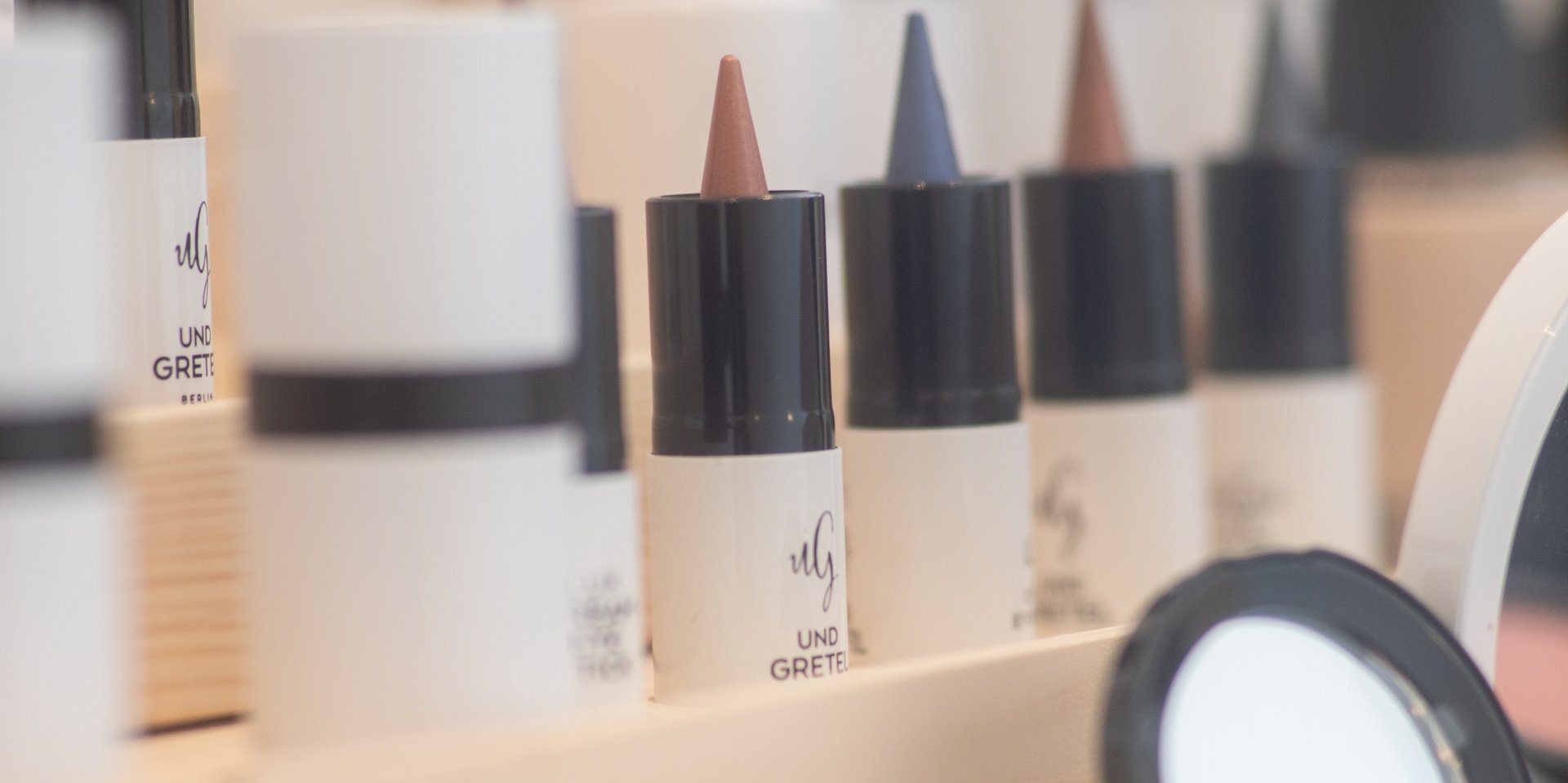 Auswahl an Naturkosmetik-Produkten der Marke Und Gretel im Spa des Hotels Vier Jahreszeiten.