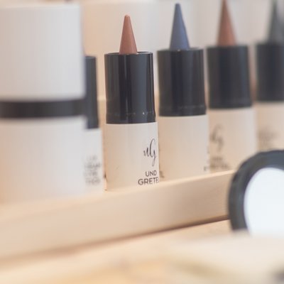 Auswahl an Naturkosmetik-Produkten der Marke Und Gretel im Spa des Hotels Vier Jahreszeiten.