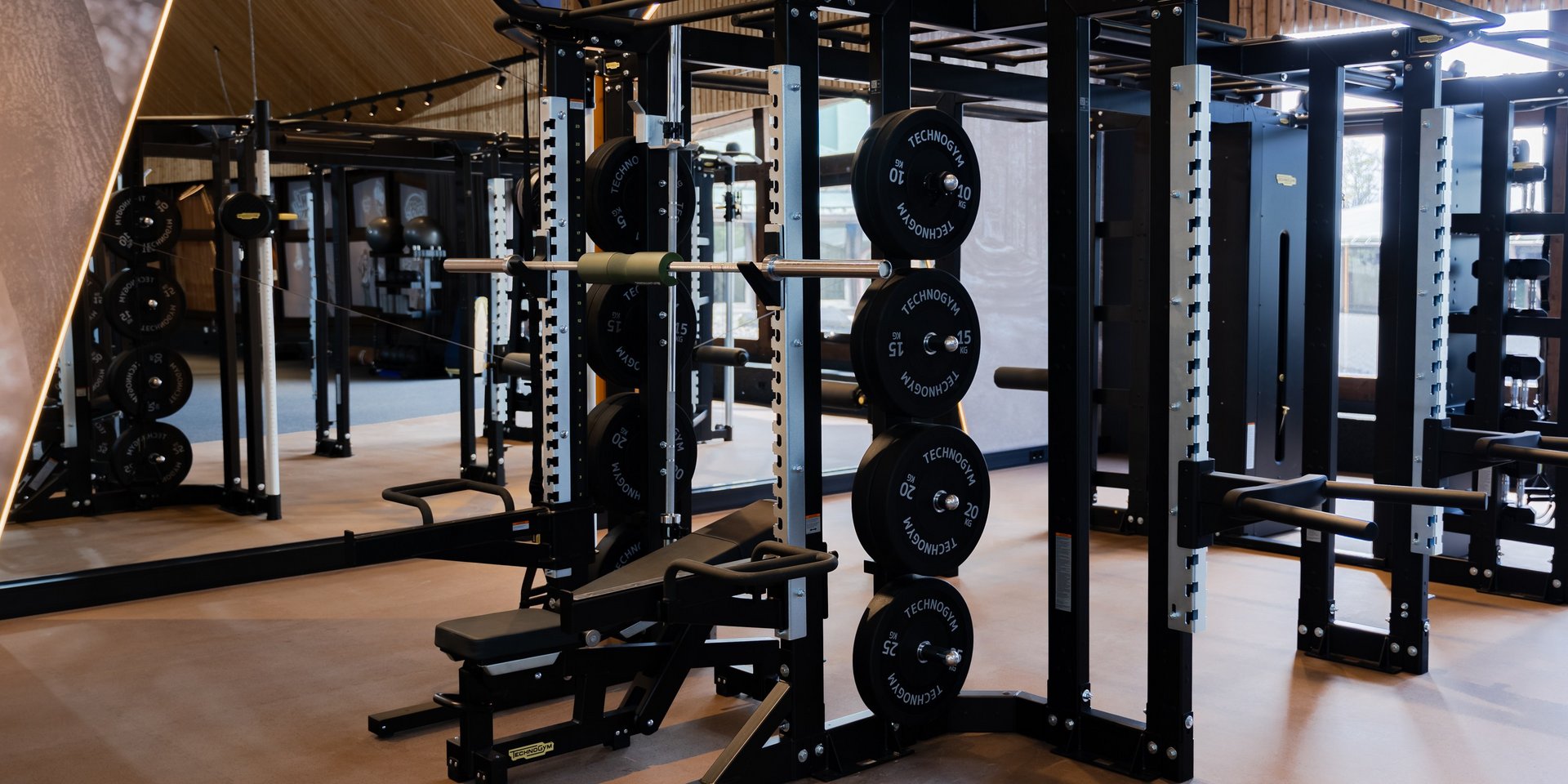 Professionelle Kraftstation mit Hantelscheiben im modern gestalteten Fitnessbereich des Hotels Vier Jahreszeiten am Schluchsee.