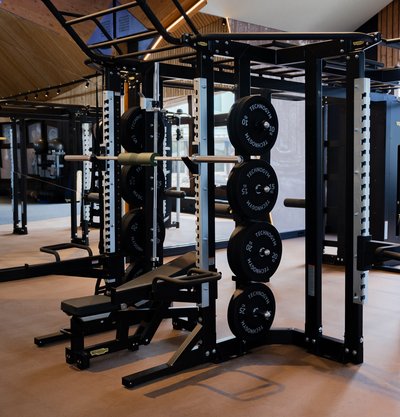 Professionelle Kraftstation mit Hantelscheiben im modern gestalteten Fitnessbereich des Hotels Vier Jahreszeiten am Schluchsee.