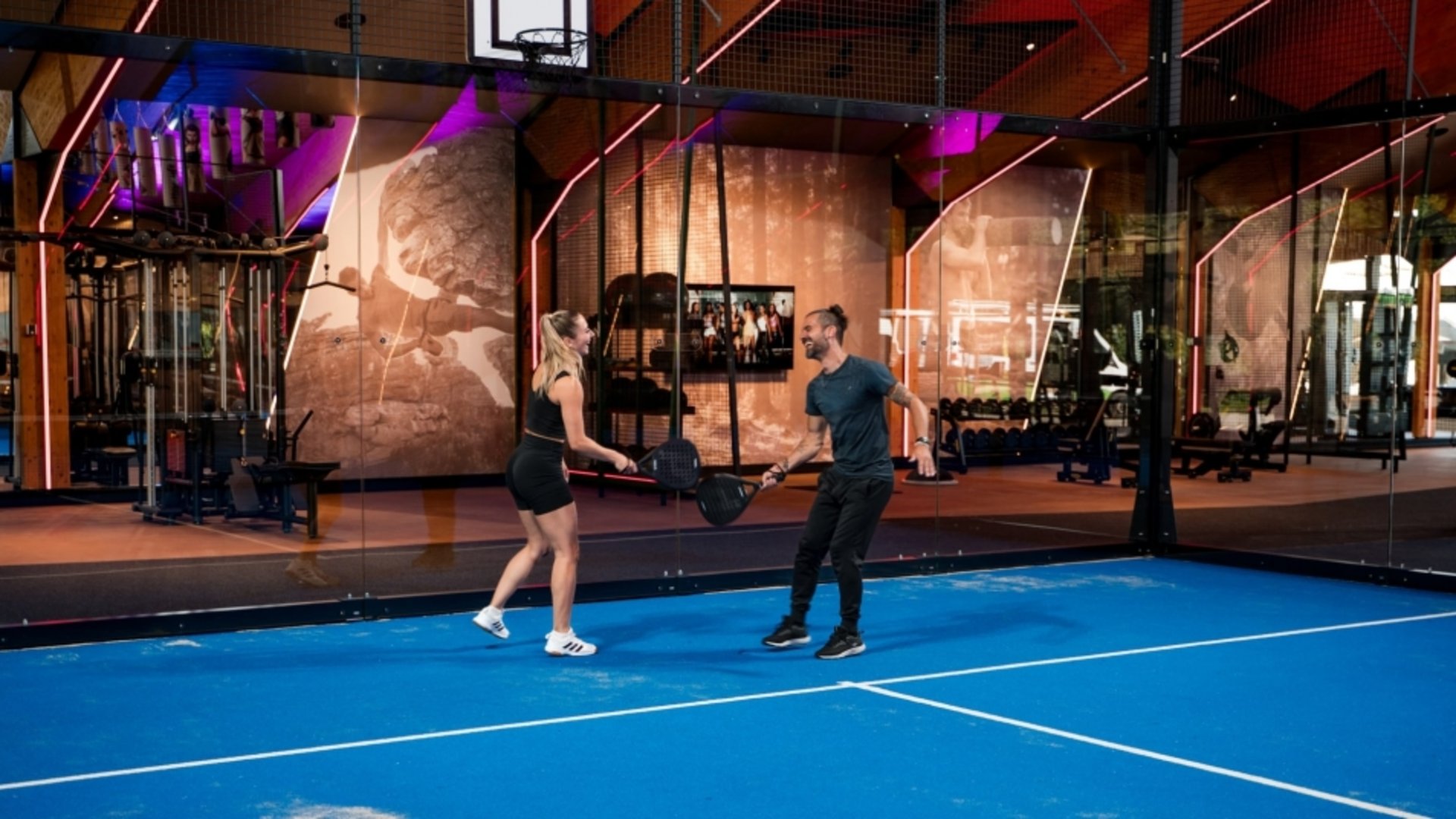 Zwei Spieler beim Padel-Tennis auf dem blauen Court im Hotel Vier Jahreszeiten am Schluchsee.