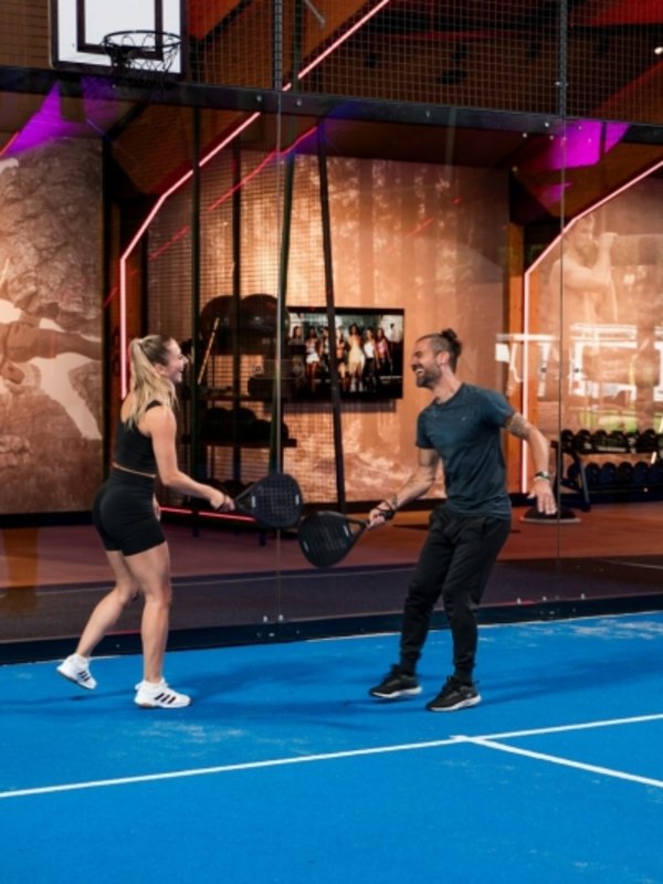 Zwei Spieler beim Padel-Tennis auf dem blauen Court im Hotel Vier Jahreszeiten am Schluchsee.