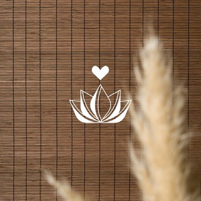 Papamsgras vor einer Stohmatte mit dem Zeichen für Wellness