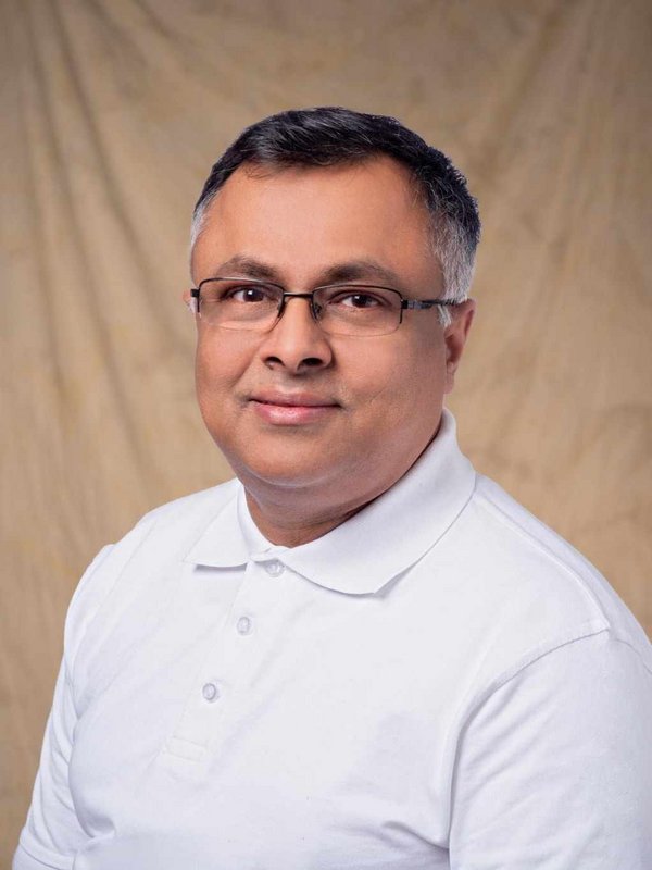 Porträt eines Mitarbeiters aus dem kompetenten Ayurveda-Team des Hotels Vier Jahreszeiten am Schluchsee.