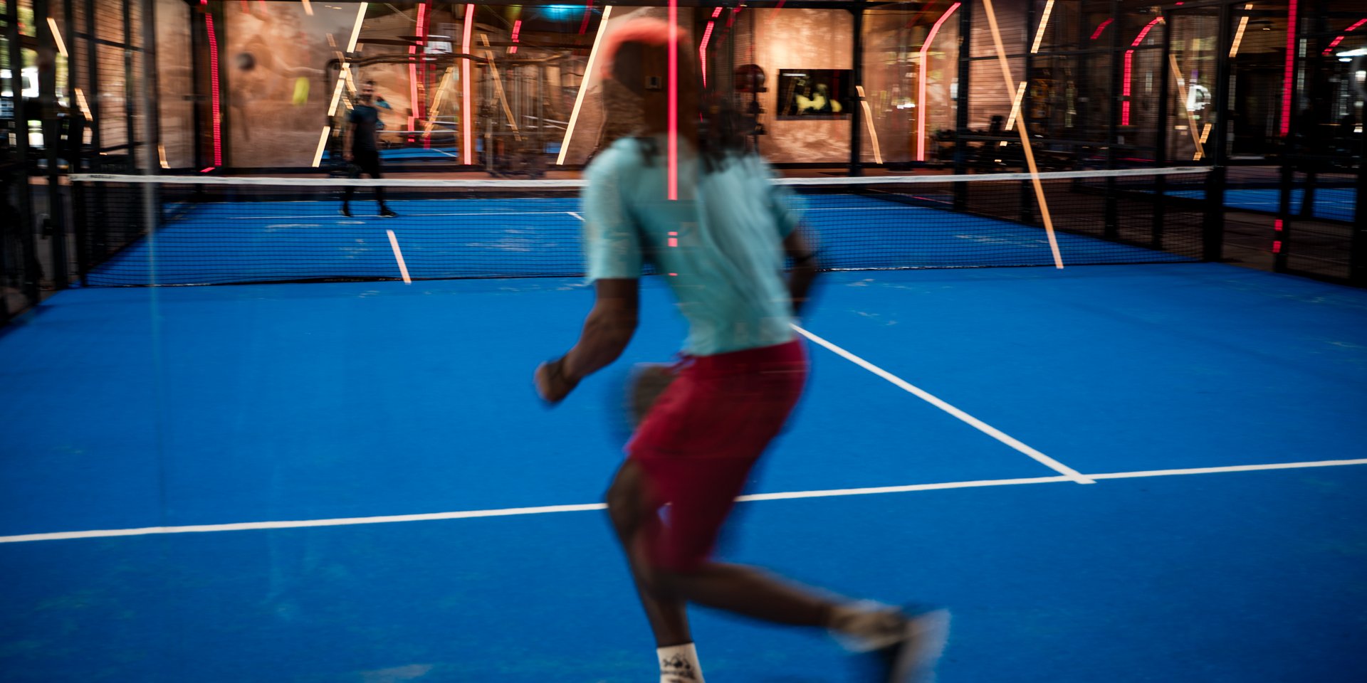 Dynamische Spielszene auf dem Padel-Platz des Hotels Vier Jahreszeiten am Schluchsee.