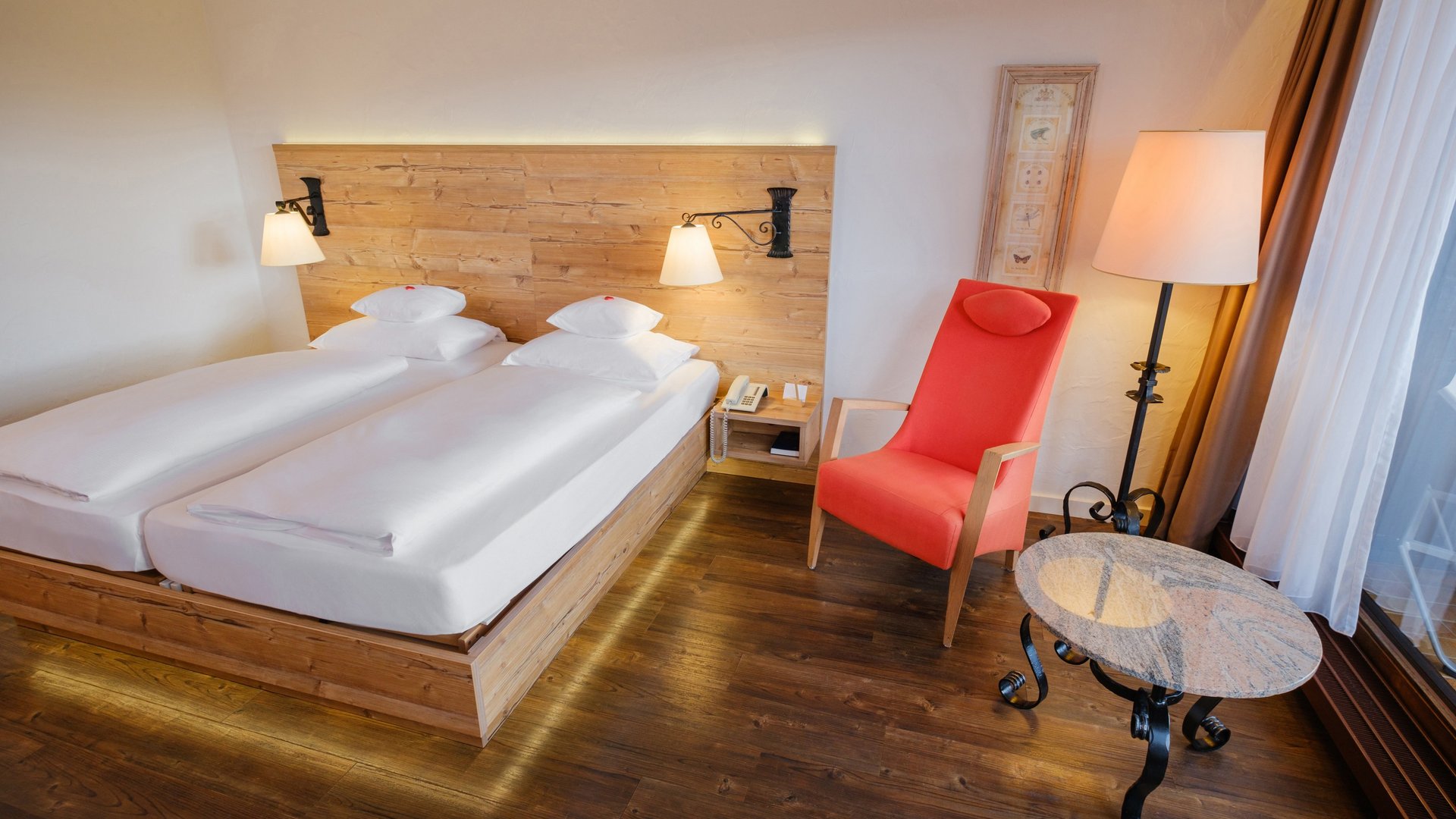 Schlafbereich mit Doppelbett und gemütlicher Leseecke in der Superior Suite Süd.