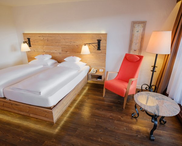 Schlafbereich mit Doppelbett und gemütlicher Leseecke in der Superior Suite Süd.