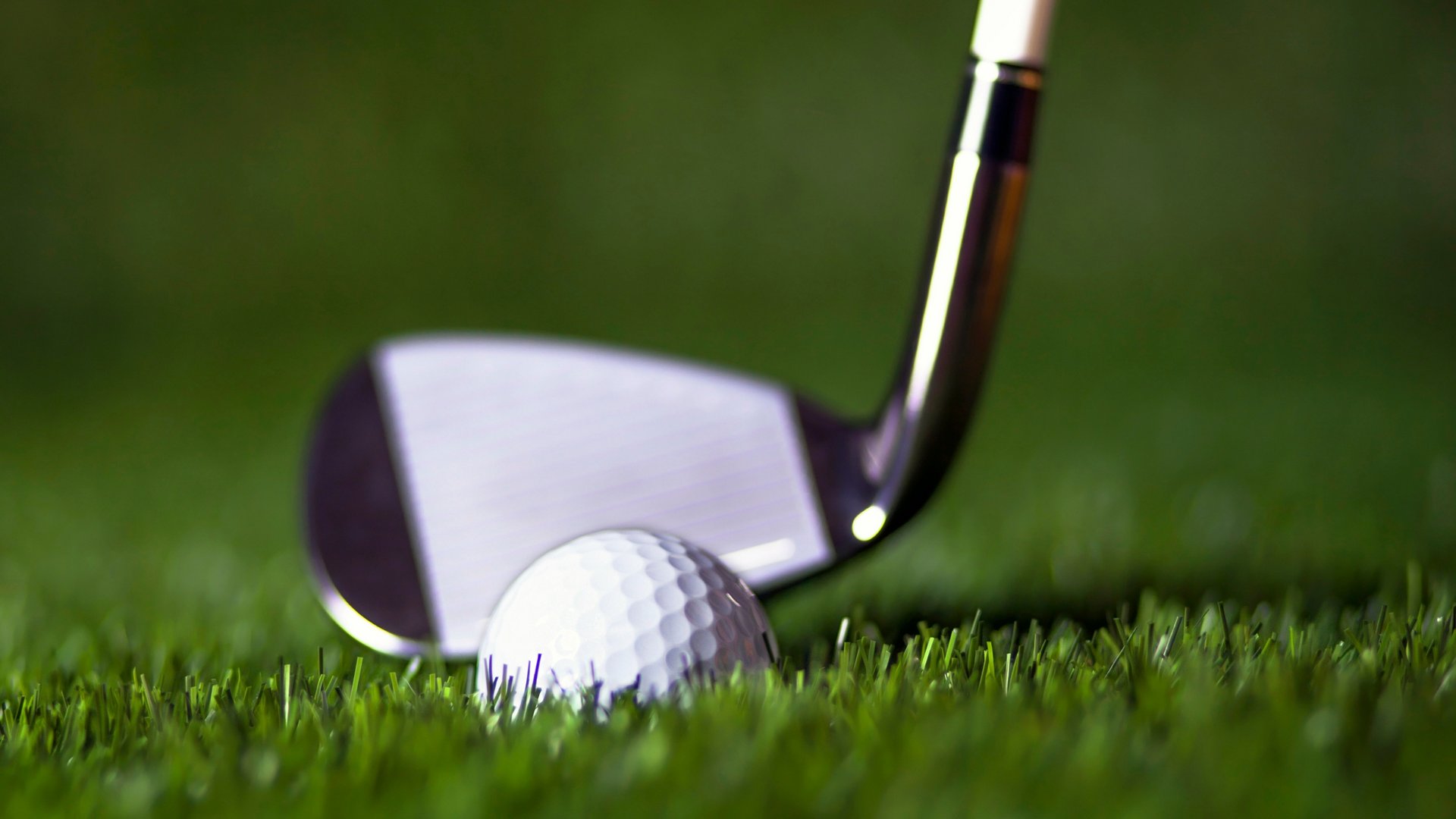 Golfschläger liegt hinter Golfball