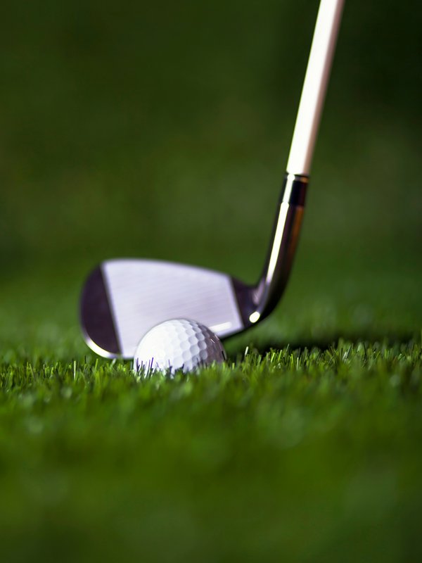 Golfschläger liegt hinter Golfball