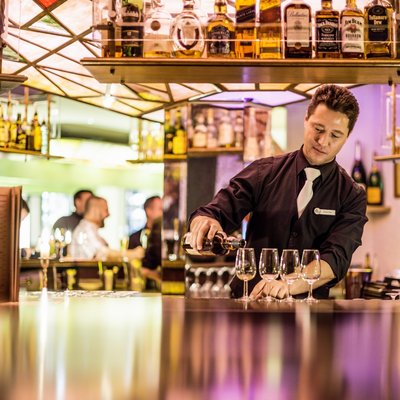 Die festlich beleuchtete Karussellbar im Hotel Vier Jahreszeiten am Schluchsee während eines gemütlichen Abends.