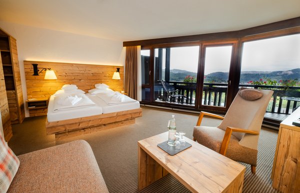 Großzügiges Doppelzimmer Komfort Süd mit Sitzecke im Hotel Vier Jahreszeiten am Schluchsee.