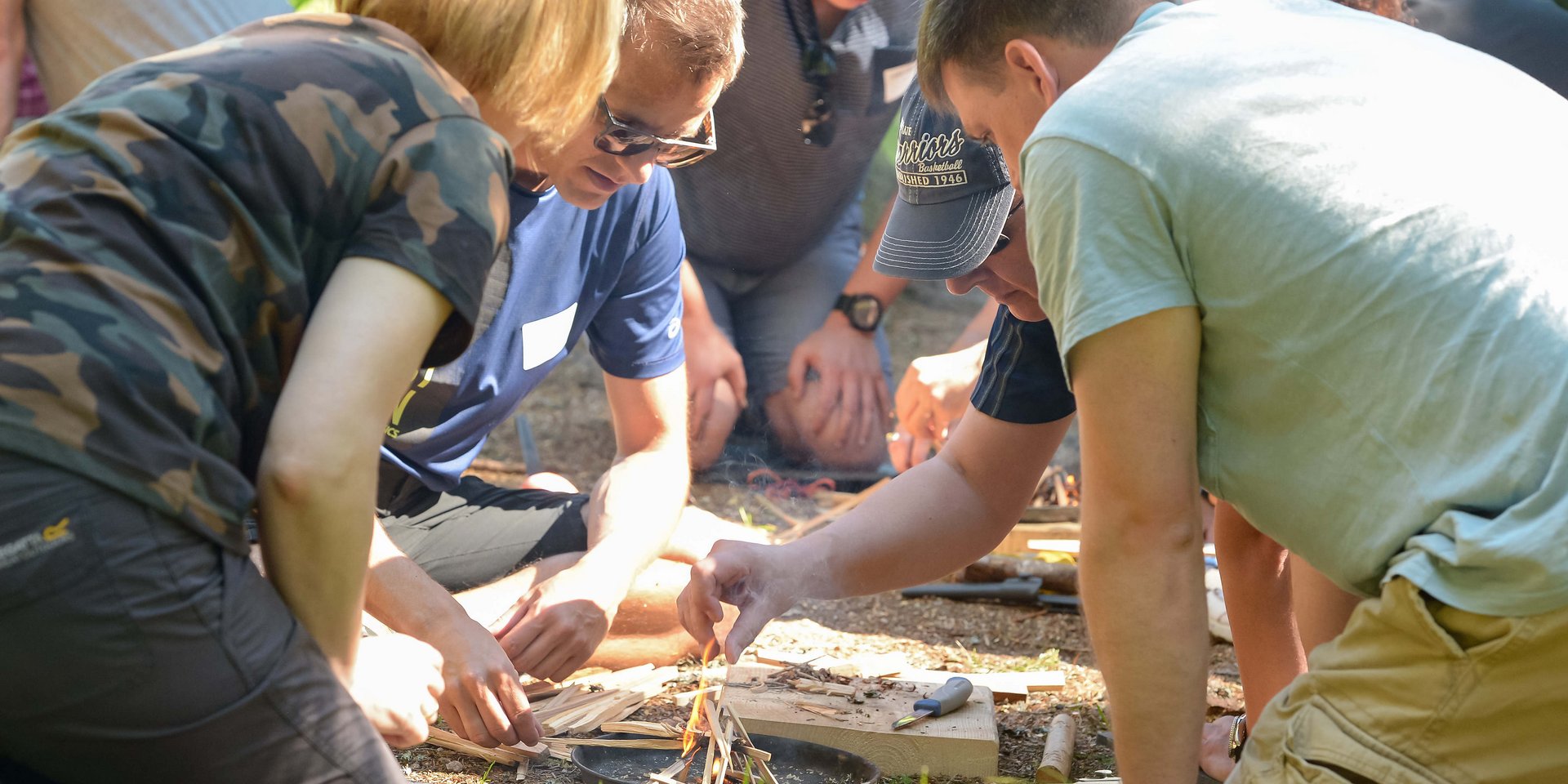 Menschen die über etwas gebeugt stehen 