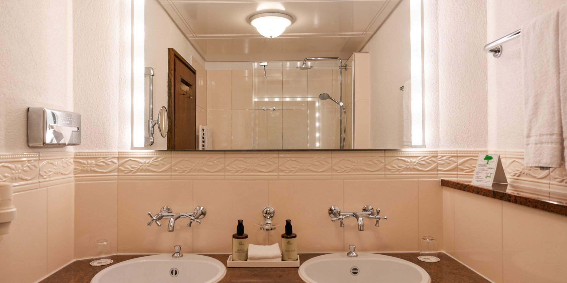 Modernes Badezimmer mit Doppelwaschbecken im Hotel Vier Jahreszeiten am Schluchsee.