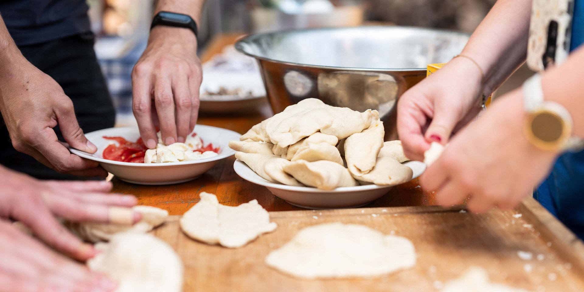 Menschen die Teig kneten