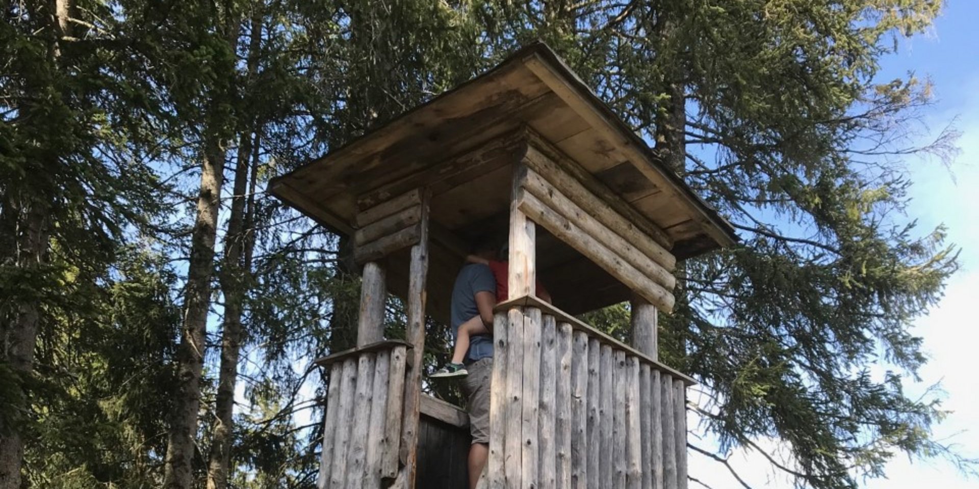 Ein hölzerner Aussichtsturm im Wald bietet tolle Ausblicke für kleine Entdecker am Schluchsee.