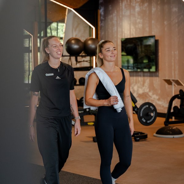 Ein Paar unterhält sich entspannt während des Trainings im Hotel Vier Jahreszeiten am Schluchsee.