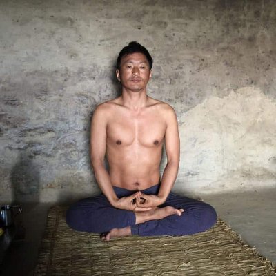 Chumba Lama meditiert in Ruhe.