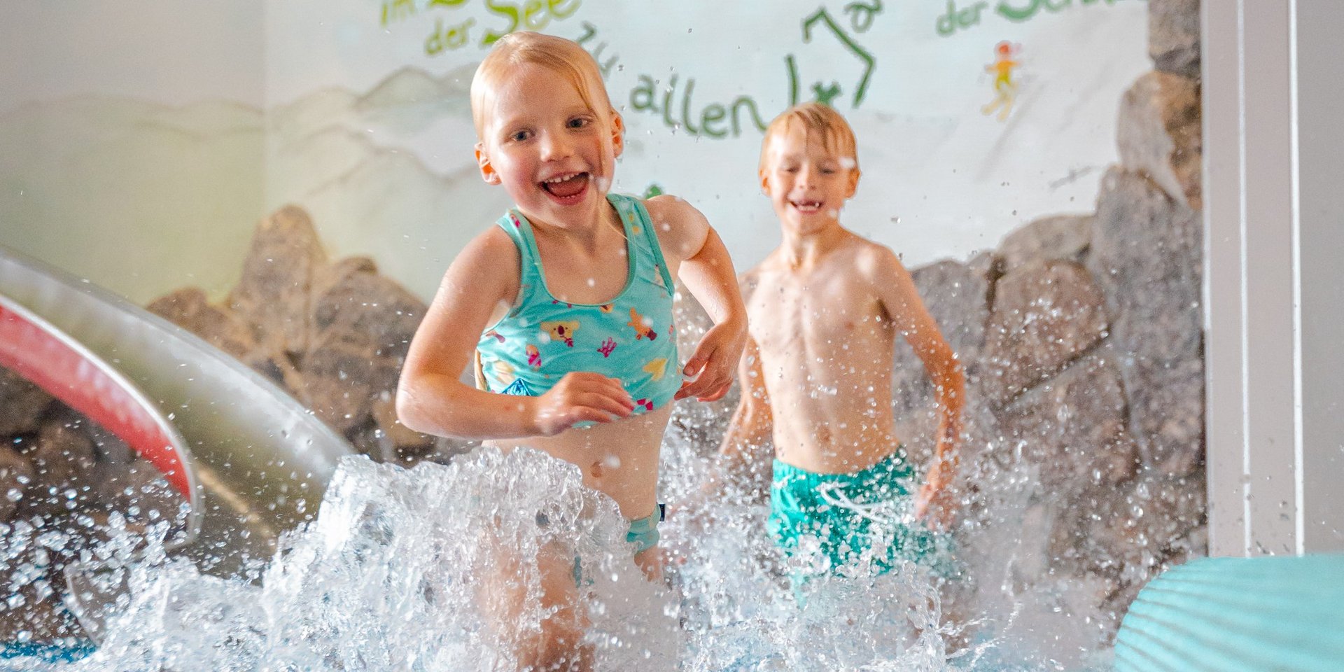 Kinder planschen vergnügt im flachen Wasser des Hallenbades im Hotel Vier Jahreszeiten am Schluchsee.