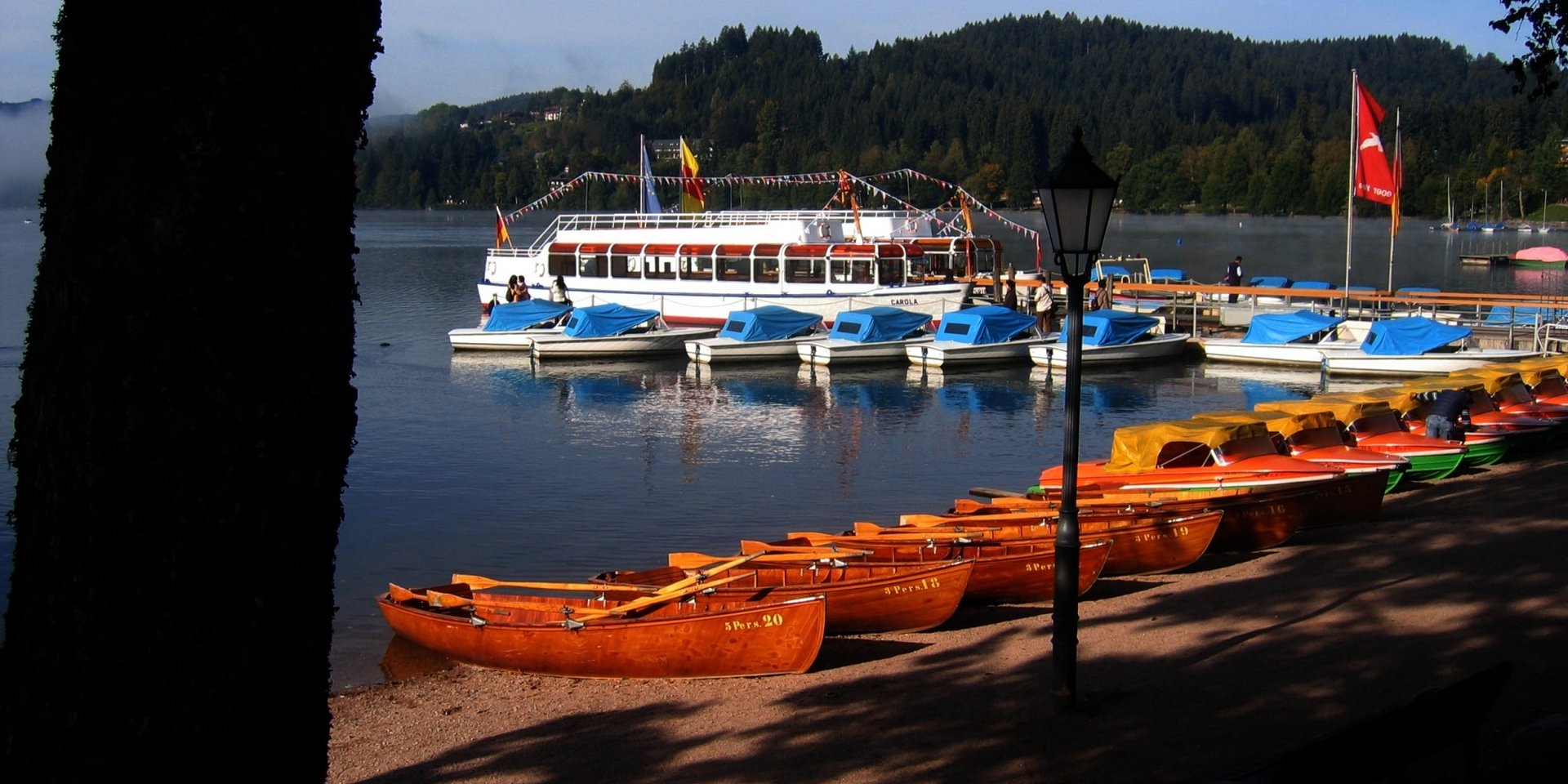 Eine Ausflugsfähre bei der Einfahrt in den Hafen am Schluchsee oder Titisee im Schwarzwald.