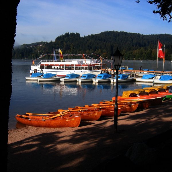Eine Ausflugsfähre bei der Einfahrt in den Hafen am Schluchsee oder Titisee im Schwarzwald.