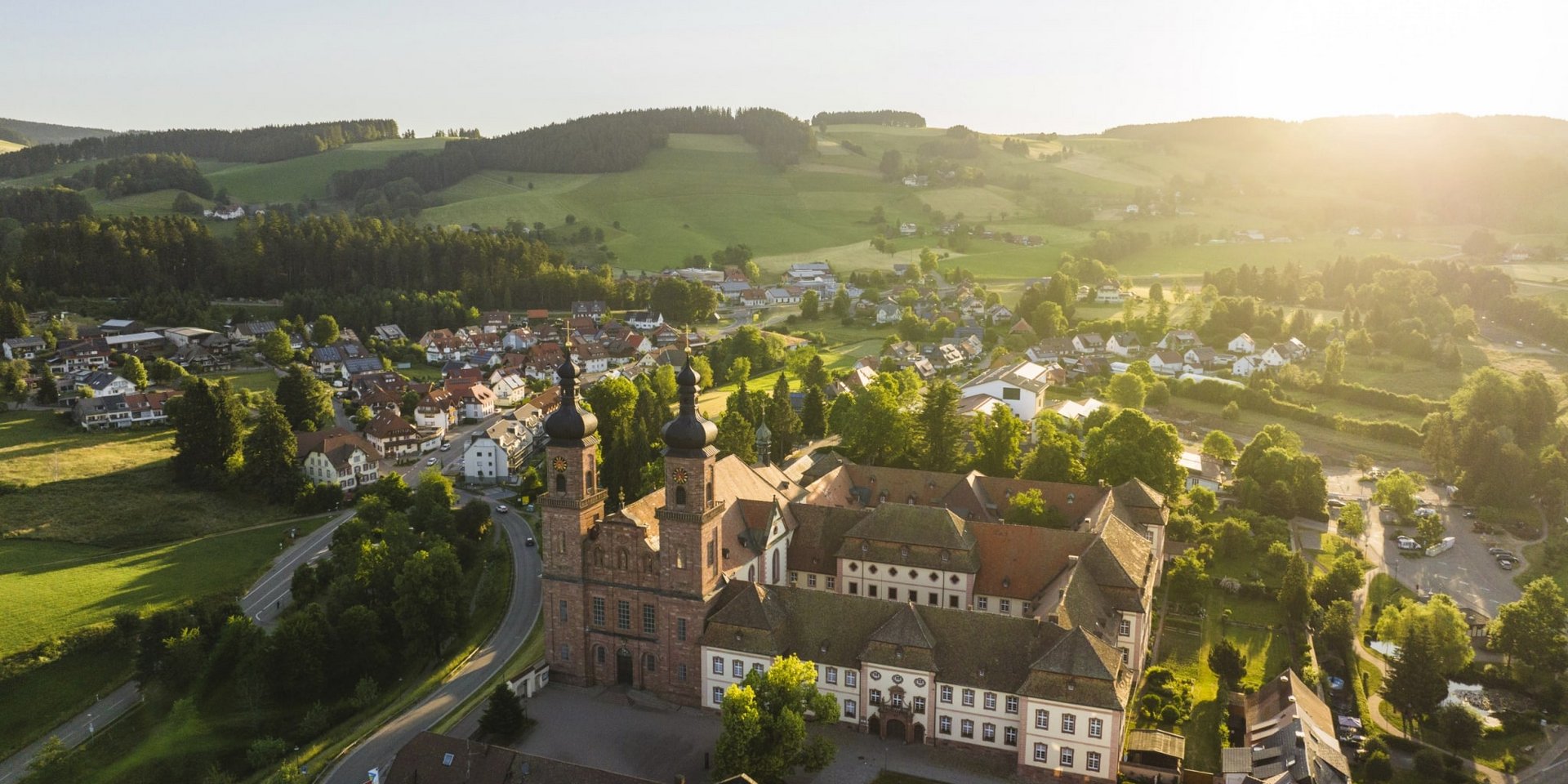 Luftaufnahme der barocken Klosteranlage St. Peter im Schwarzwald bei sonnigem Wetter.