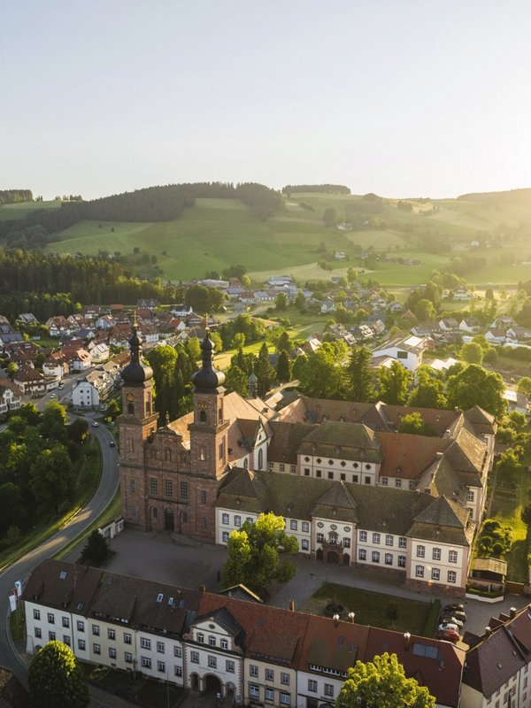 Luftaufnahme der barocken Klosteranlage St. Peter im Schwarzwald bei sonnigem Wetter.