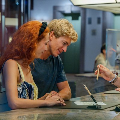 Ein junges Paar im Gespräch mit dem Team an der Bar des Hotels Vier Jahreszeiten am Schluchsee.