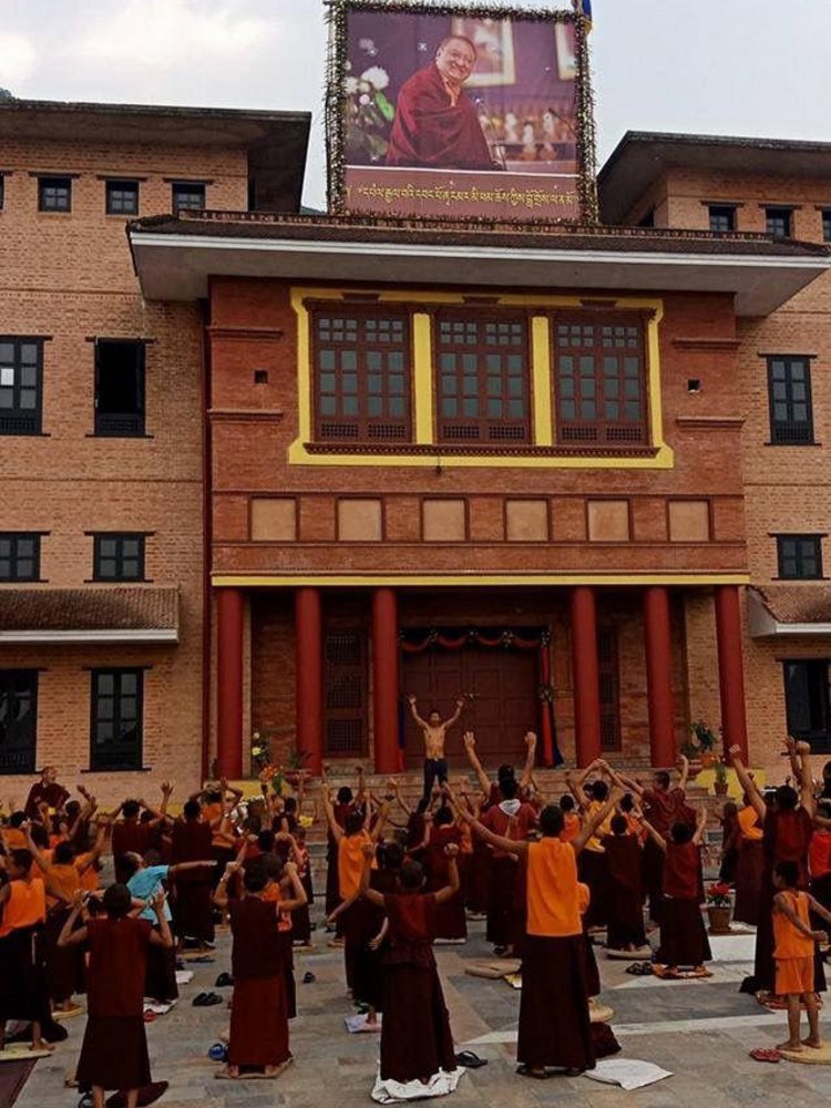 Blick auf das prachtvolle Klosterareal in Tibet – Heimat von Chumba Lama.
